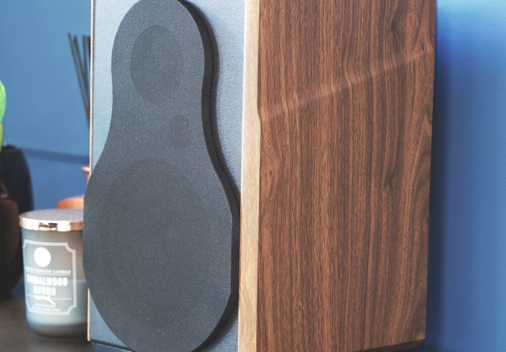 Kolumny głośnikowe LAUDBERG M1 Bluetooth HDMI ARC optyczne RCA, kolumna stojąca na szafce obok zawieszonego telewizora