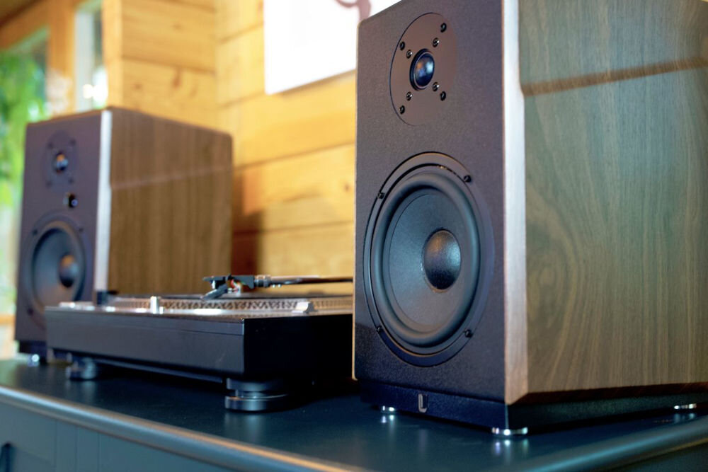 Kolumny głośnikowe LAUDBERG M1 muzyka filmy gry, kolumny stojące na szafce z gramofonem