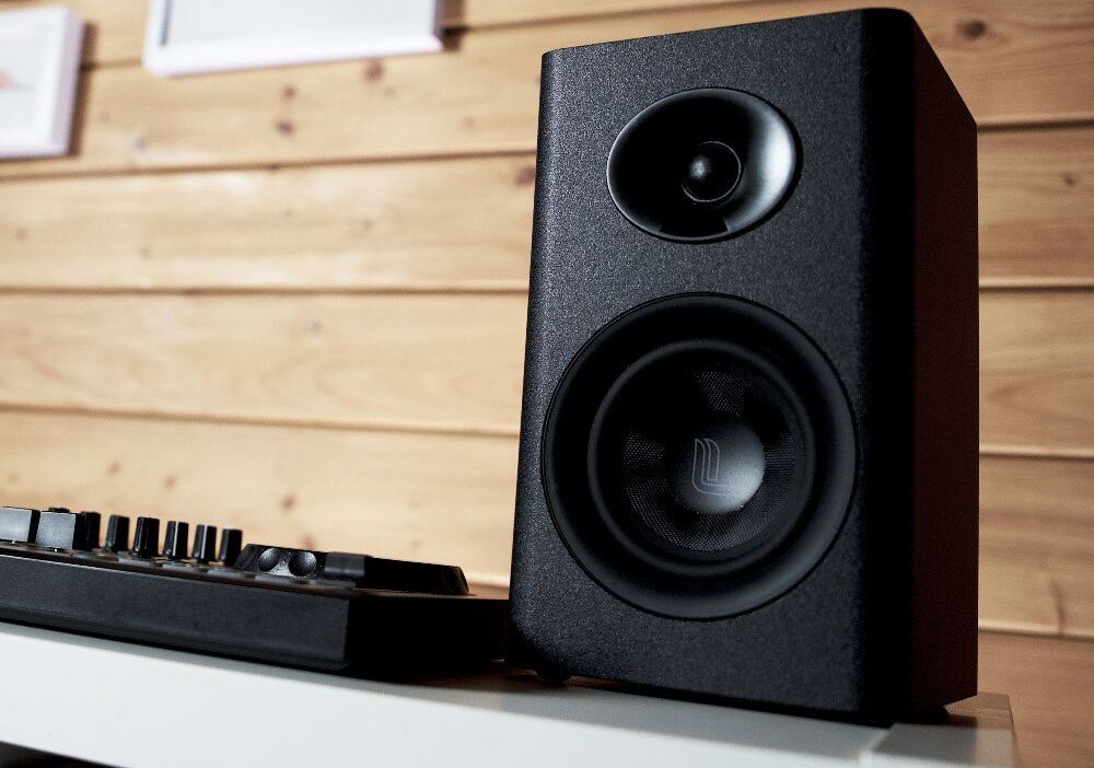 Kolumny głośnikowe LAUDBERG XS1B zastosowania kino domowe komputer muzyka, kolumna stojąca obok gramofonu