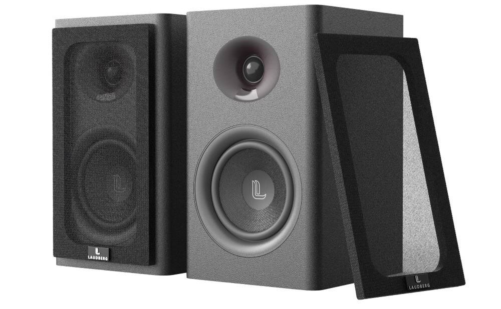 Kolumny głośnikowe LAUDBERG XS1B maskownice magnetyczne ochrona estetyka, kolumny ze zdjęta maskownicą po skosie na białym tle