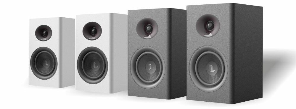 Kolumny głośnikowe LAUDBERG XS1B XS1W warianty kolorystyczne dopasowanie wnętrza, dwa warianty kolorystyczne kolumn po skosie na białym tle