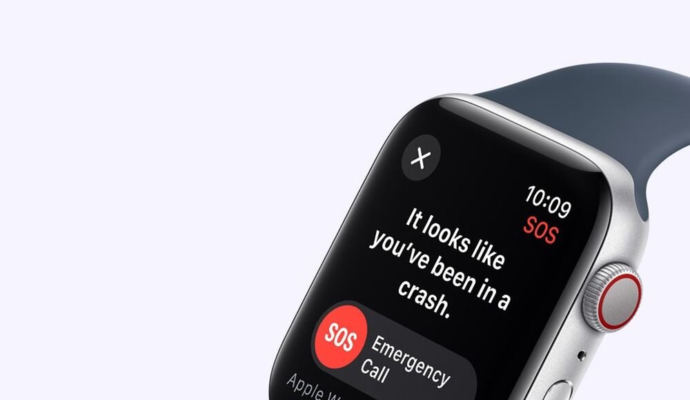 Zegarek z wyświetlaczem pokazującym tekst: \'It looks like you\'ve been in a crash.\' oraz przycisk \'SOS Emergency Call\'.