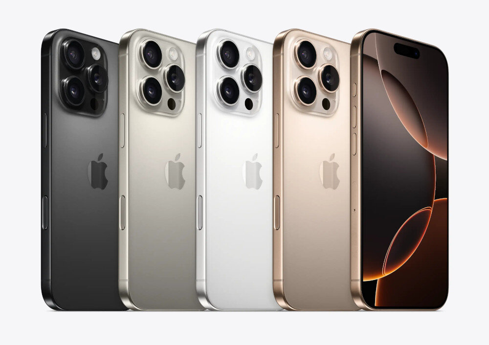 Na obrazie widoczne są cztery smartfony w różnych kolorach: czarnym, srebrnym, białym i złotym, z logo Apple na obudowie. Obok nich znajduje się smartfon z wyświetlaczem pokazującym abstrakcyjny wzór.