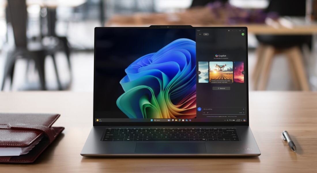 Laptop Lenovo ThinkPad z wyświetlaczem OLED Windows 11 na biurku z akcesoriami Lenovo - Ekran OLED 