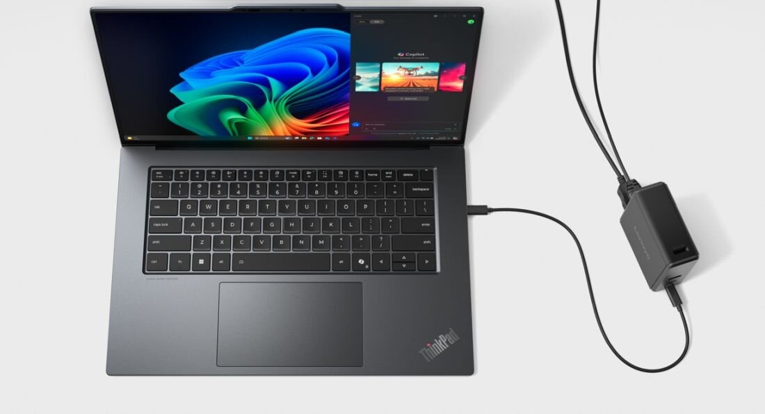Laptop Lenovo ThinkPad z ładowarką podłączoną do portu ładowania widok z góry na klawiaturę - Bateria 80 Wh 