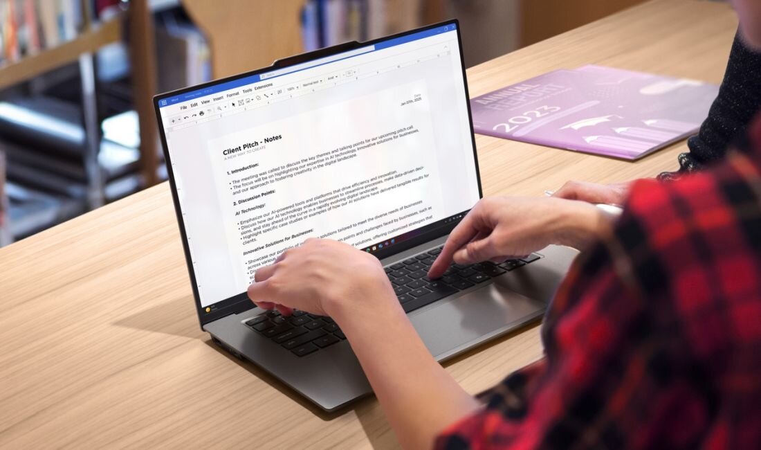Osoba pracująca na laptopie Lenovo ThinkPad z otwartym programem do edycji grafiki w trybie współpracy -  Collaboration Mode  