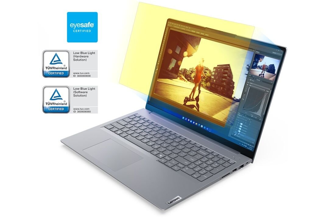 Laptop Lenovo ThinkBook 16 w srebrnej obudowie z certyfikatami Eyesafe i TÜV Rheinland Low Blue Light, na ekranie kolorowa scena z gry z postaciami w pomarańczowo-niebieskim świetle, podkreślający ochronę wzroku dzięki technologii IPS z redukcją niebieskiego światła. - Wyraźny obraz i dźwięk, Certyfikat TÜV Rheinland Low Blue Light