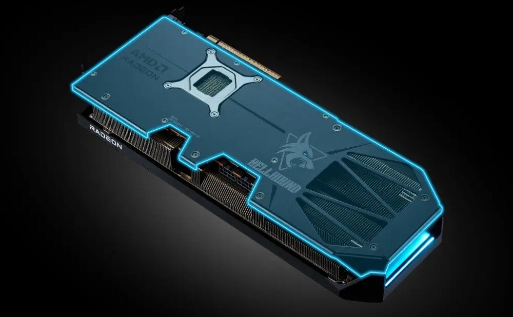 Karta graficzna POWERCOLOR Radeon RX 9070 XT Hellhound 16GB Tył karty graficznej z metalowym backplate'em i logo wilka, widoczne niebieskie podświetlenie wokół krawędzi obudowy, metalowy backplate, otwory wentylacyjne, sztywność