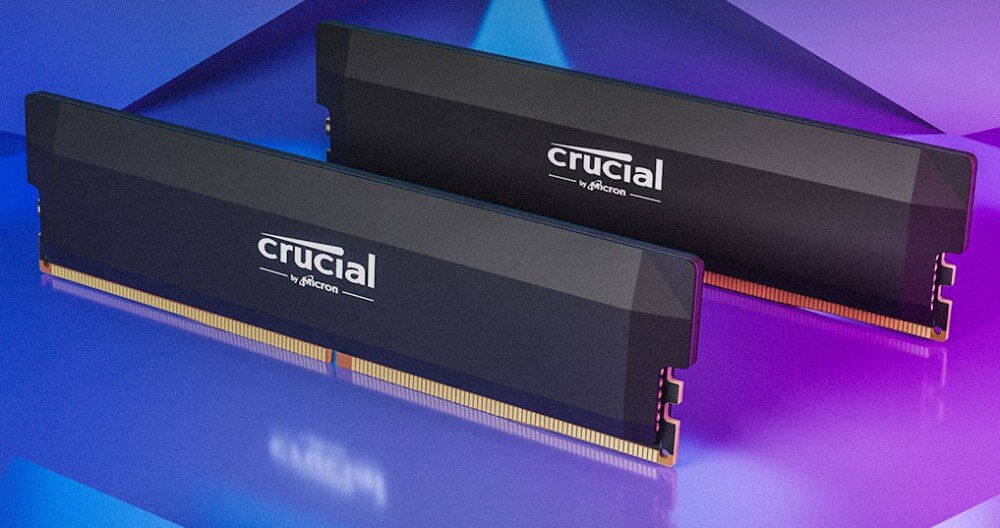Pamięć RAM CRUCIAL Pro 64GB (2x32GB) 6400MHz CP2K32G64C40U5B Dwa moduły pamięci w kolorze czarnym ustawione na fioletowo-niebieskim tle z refleksami światła, opis