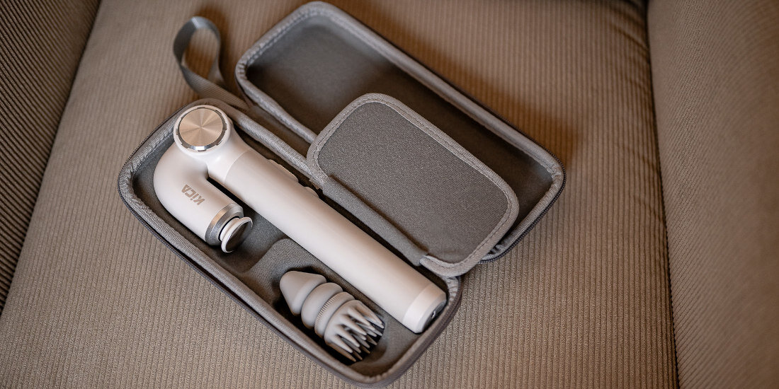 Masażer ręczny KICA FeiyuTech Evo mini Biały Stylowa konstrukcja w kolorze perłowej bieli Ergonomiczny uchwyt w kształcie cyfry 7 solidne etui z wyprofilowanymi przegródkami