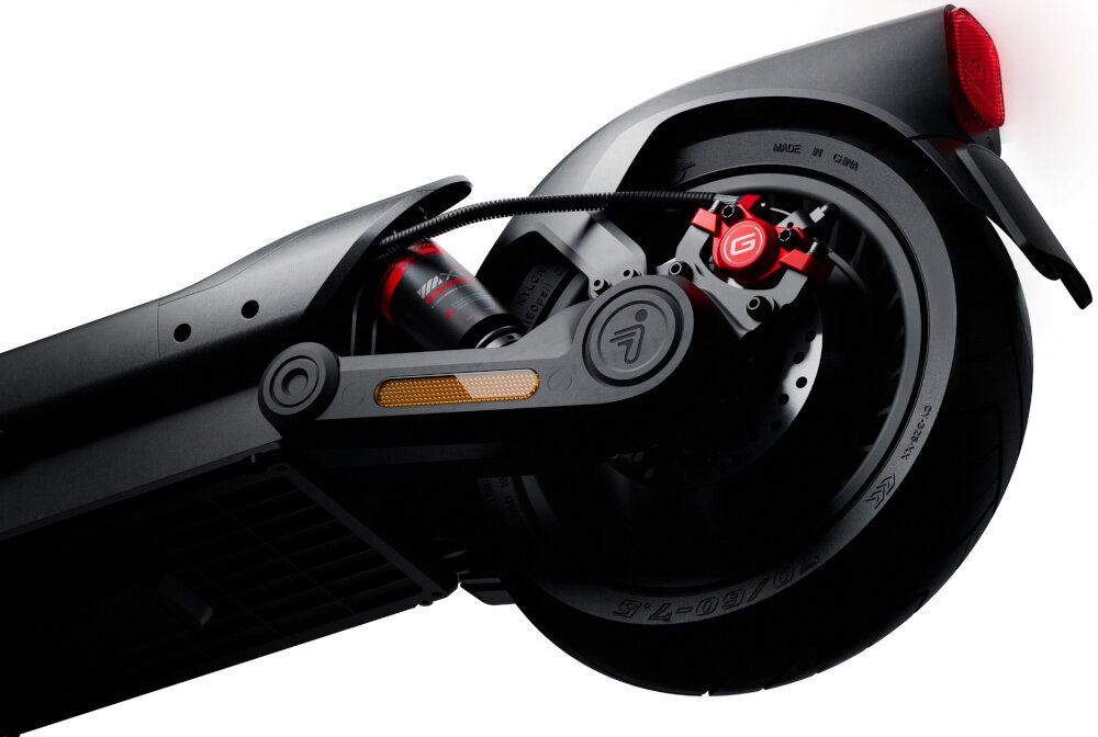 Hulajnoga elektryczna SEGWAY Ninebot Max G3 D 80km 2000W 2 amortyzatory 11 cali Czarny białe tło zbliżenie na tylne koło i silnik silnik o mocy 2000 W cicha praca i płynna kontrola prędkości pokonywanie wzniesień o nachyleniu do 30% maksymalna prędkość do 20 km/h