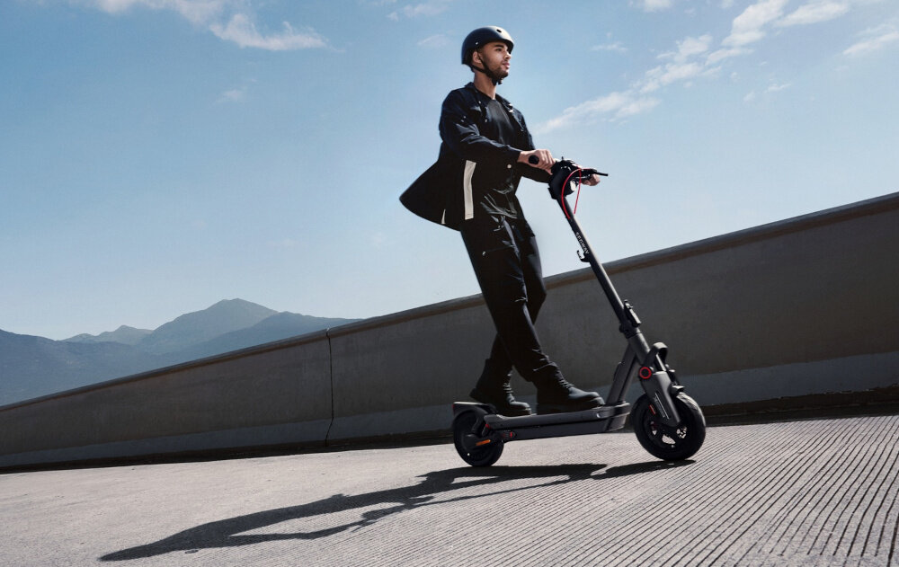 Hulajnoga elektryczna SEGWAY Ninebot Max G3 D 80km 2000W 2 amortyzatory 11 cali Czarny hulajnoga miasto osoba jedzie po drodze na hulajnodze w tle niebo 3 tryby jazdy tryb ECO prędkość do 6 km/h tryb DRIVE prędkość do 15 km/h tryb SPORT prędkość do 20 km/h