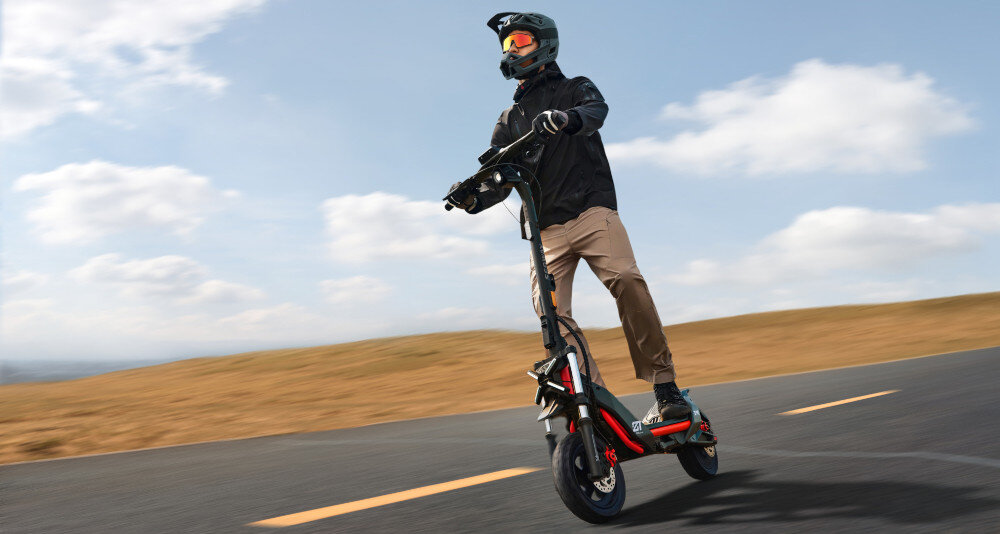 Hulajnoga elektryczna SEGWAY Ninebot ZT3 Pro D 70km 1600W Amortyzacja 11 cali Czarny miasto niebo osoba jedzie na hulajnodze po ulicy środek codziennego transportu styl stabilność bezpieczeństwo