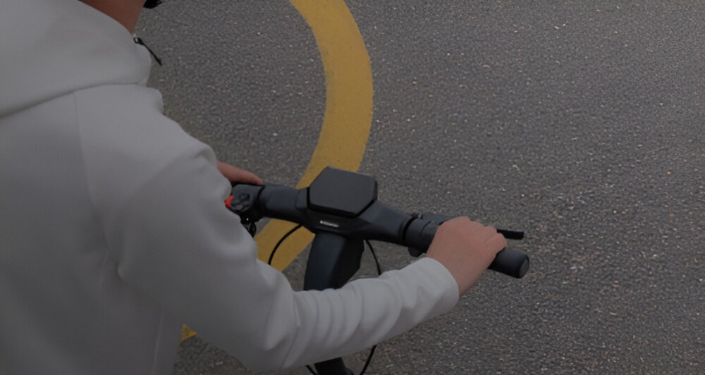 Hulajnoga elektryczna SEGWAY Ninebot ZT3 Pro D 70km 1600W Amortyzacja 11 cali Czarny chodnik ulica osoba jedzie na hulajnodze zbliżenie na kierownicę na kierownicy wyświetlacz osoba trzyma dłonie na uchwytach kierownica o wysokości 134 cm podróżowanie w wyprostowanej pozycji ciała 3-calowy wyświetlacz wysoka rozdzielczość