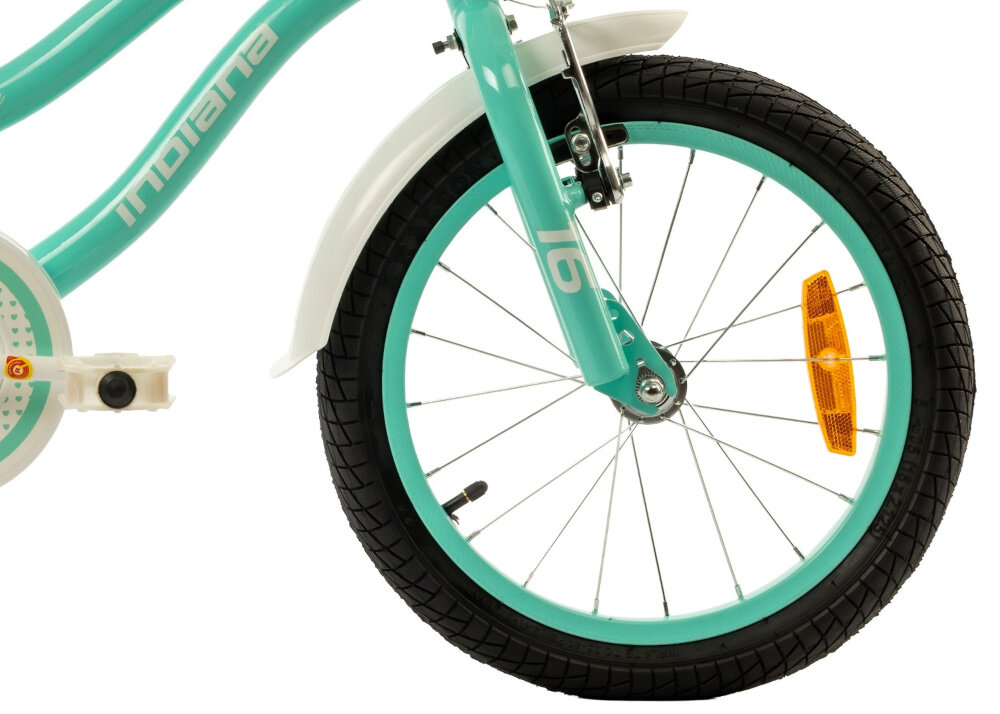 Rower dziecięcy INDIANA Pretty 16 cali dla dziewczynki Miętowy zbliżenie na przednie koło widoczny błotnik koła w rozmiarze 16 cali stalowe obręcze opony są stabilnie trzymane bezpieczna jazda błotniki ochrona przed zachlapaniem błotem regularne sprawdzanie ciśnienia powietrza wartość na bocznej części opony