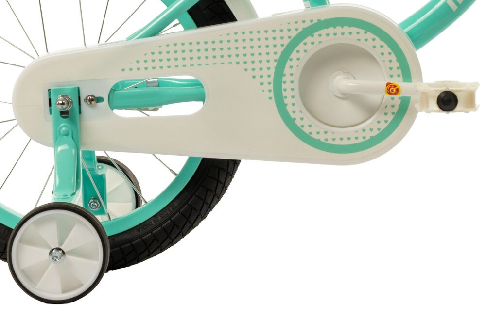 Rower dziecięcy INDIANA Pretty 16 cali dla dziewczynki Miętowy zbliżenie na kółka boczne i osłonę łańcucha boczne kółka asekurują dziecko w początkowej fazie nauki łatwy demontaż osłona łańcucha grafika z mnóstwem serduszek
