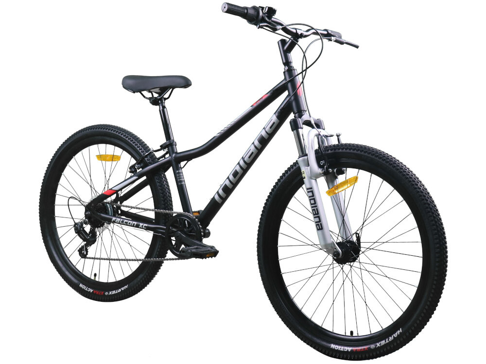 Rower młodzieżowy INDIANA Falcon XC 26 cali Czarno-srebrny rower na białym tle widoczny od przodu pod skosem rower młodzieżowy typu górskiego MTB jazda po ścieżkach rowerowych poza miastem przerzutki amortyzator hamulce bezpieczeństwo dla dzieci w wieku od 9 do 12 lat