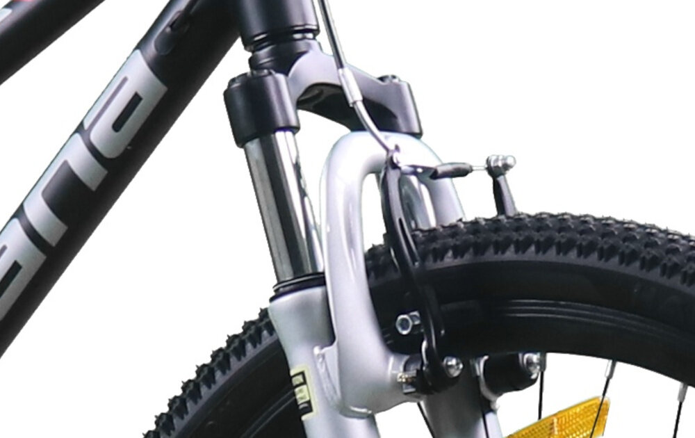 Rower młodzieżowy INDIANA Falcon XC 26 cali Czarno-srebrny zbliżenie na amortyzator rower typu hardtail przedni amortyzator sprężynowy marki INDIANA przedni amortyzator sprężynowy marki INDIANA