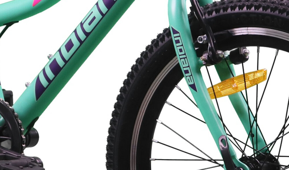 Fragment roweru dziecięcego w kolorze miętowym z widocznym napisem \'INDIANA\' na ramie. Opona ma czarny bieżnik, a na szprychach znajduje się żółty odblask.