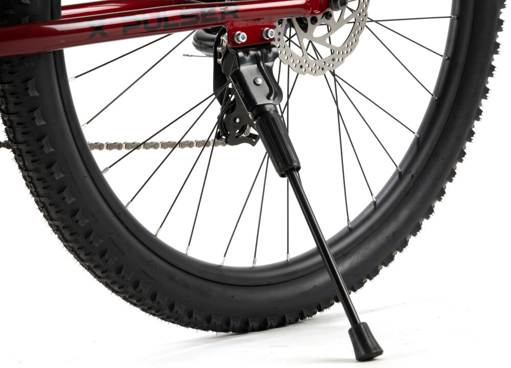 Rower górski MTB INDIANA X-Pulser 1.9 M19 29 cali męski Czerwony rower na białym tle widoczny z boku specjalne gwinty możliwość przymocowania uchwytu na bidon odblaski dobrze widoczny na drodze bezpieczna jazda stopka w centralnym punkcie ciężkości