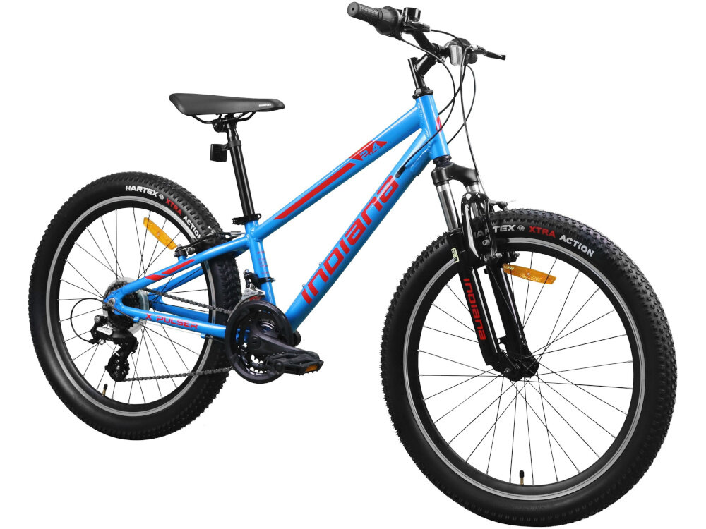 Rower młodzieżowy INDIANA X-Pulser 2.4 24 cale dla chłopca Niebiesko-czerwony rower na białym tle widoczny od przodu po skosie rower młodzieżowy typu górskiego MTB jazda po ścieżkach rowerowych poza miastem przerzutki amortyzator hamulce bezpieczeństwo dla dzieci w wieku od 9 do 12 lat