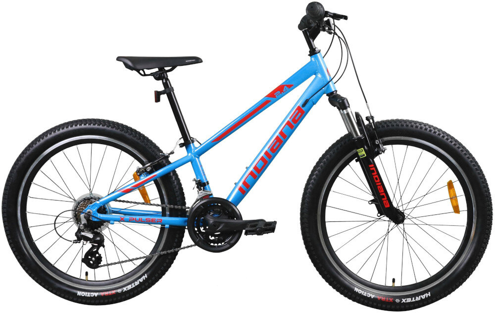 Rower młodzieżowy INDIANA X-Pulser 2.4 24 cale dla chłopca Niebiesko-czerwony zbliżenie na stopkę zdjęcie na białym tle specjalne gwinty przymocowanie uchwytu na bidon odblaski dobra widoczność na drodze bezpieczeństwo stopka w centralnym punkcie ciężkości
