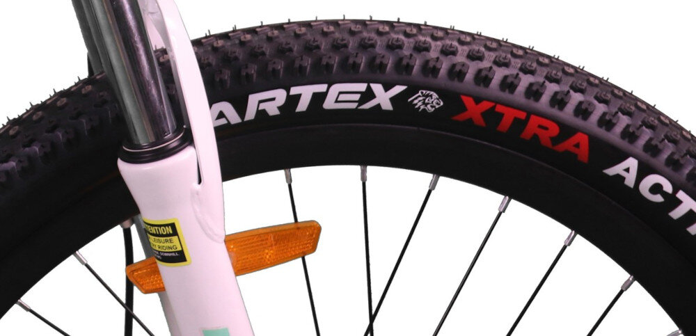 Zbliżenie na oponę rowerową z widocznym napisem \'ARTEX XTRA ACTION\'. Opona ma wyraźny bieżnik, a obok znajduje się biały element roweru z pomarańczowym odblaskiem.