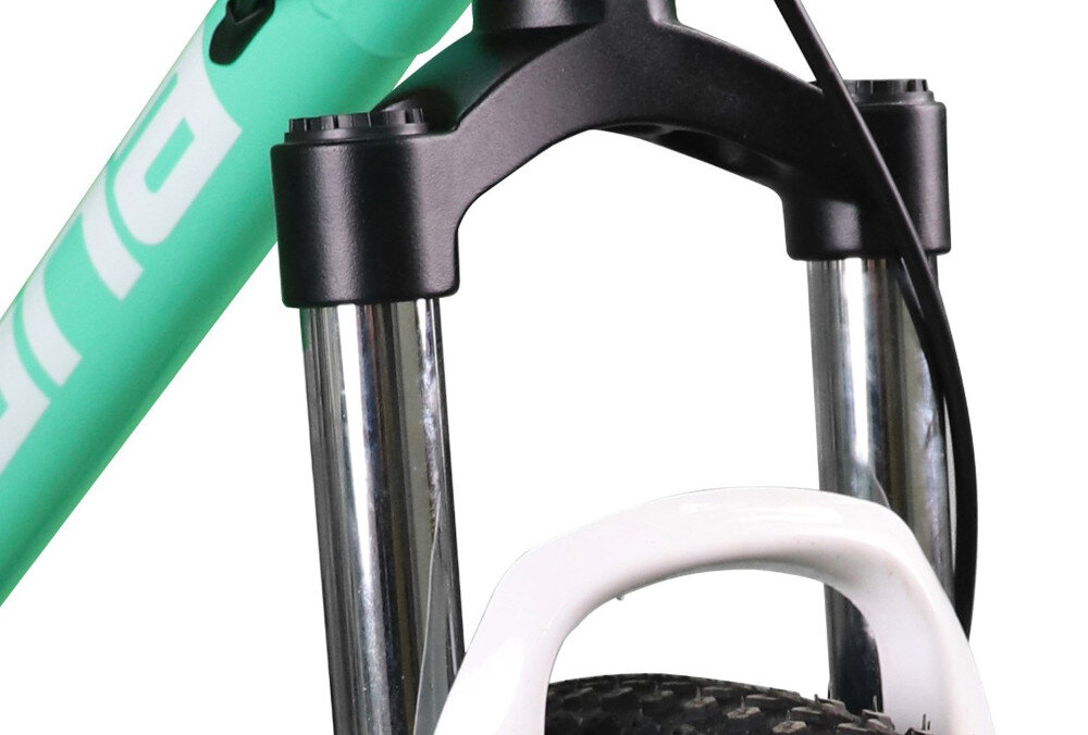 Fragment roweru z widocznym miętowym elementem ramy z białym napisem oraz czarnym widelcem amortyzatora. W tle widać część opony z bieżnikiem.