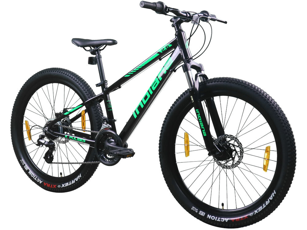 Rower młodzieżowy INDIANA X-Pulser 2.6 26 cale Czarno-zielony rower na białym tle widoczny od przodu po skosie rower młodzieżowy typu górskiego MTB jazda po ścieżkach rowerowych poza miastem przerzutki amortyzator hamulce bezpieczeństwo dla dzieci w wieku od 9 do 12 lat