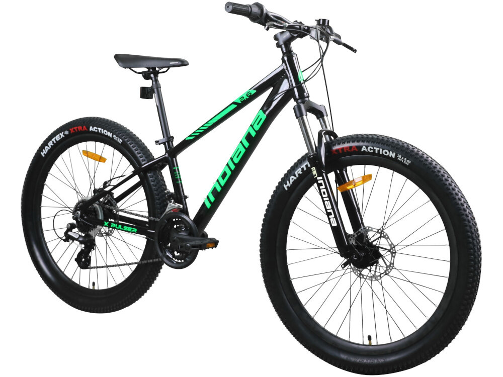 Rower młodzieżowy INDIANA X-Pulser 2.6 26 cale Czarno-zielony rower na białym tle widoczny od przodu po skosie rower młodzieżowy typu górskiego MTB jazda po ścieżkach rowerowych poza miastem przerzutki amortyzator hamulce bezpieczeństwo dla dzieci w wieku od 9 do 12 lat