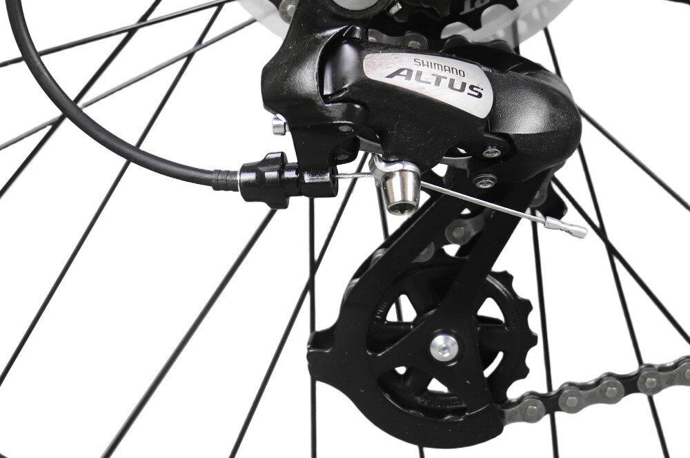 Rower młodzieżowy INDIANA X-Pulser 2.6 26 cale Czarno-zielony zbliżenie na przerzutki 21 przełożeń przednia przerzutka SHIMANO Tourney do rekreacyjnej jazdy na rowerze duża wytrzymałość sprawne działanie zmiana biegów jest płynna i bezproblemowa tylna przerzutka SHIMANO Altus technologia Shadow przerzutka jest schowana i mniej narażona na uszkodzenia