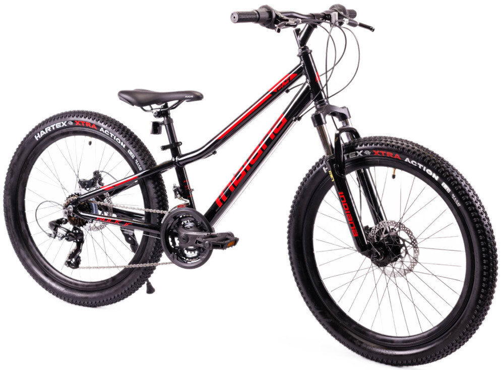 Rower młodzieżowy INDIANA Rock Jr 2.4 24 cale dla chłopca Czarno-czerwony rower na białym tle widoczny od przodu po skosie rower młodzieżowy typu górskiego MTB jazda po ścieżkach rowerowych poza miastem przerzutki amortyzator hamulce bezpieczeństwo dla dzieci w wieku od 9 do 12 lat