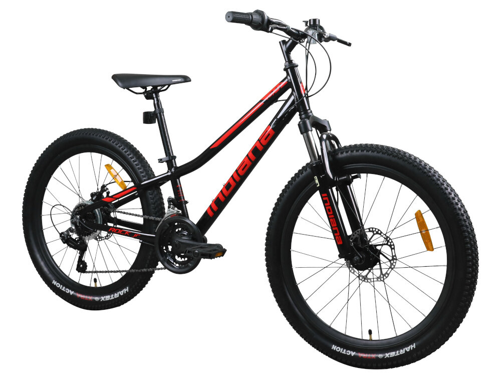 Czarno-czerwony rower młodzieżowy z napisem \'indiana\' na ramie. Rower posiada grube opony i amortyzowany widelec.