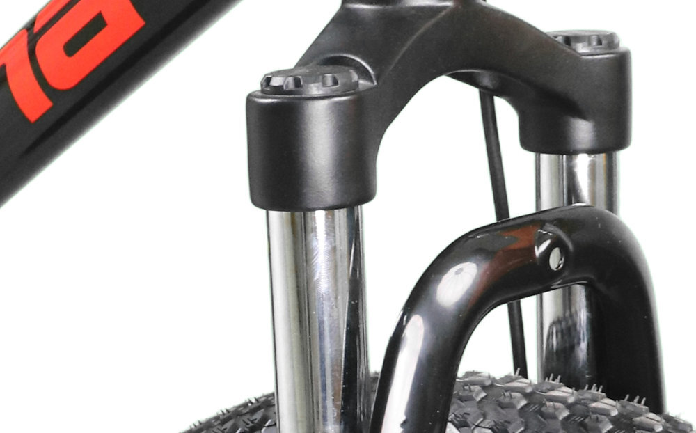 Zbliżenie na przedni widelec roweru z amortyzacją, z widocznymi metalowymi rurkami i czarnymi elementami. Fragment opony z wyraźnym bieżnikiem oraz część ramy z czerwonym napisem \'IN\'.