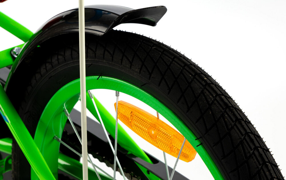 Rower dziecięcy INDIANA Rock Kid 18 cali dla chłopca Zielono-niebieski zbliżenie na tylne koło widoczny błotnik koła w rozmiarze 18 cali stalowe obręcze opony są stabilnie trzymane bezpieczna jazda błotniki ochrona przed zachlapaniem błotem regularne sprawdzanie ciśnienia powietrza wartość na bocznej części opony