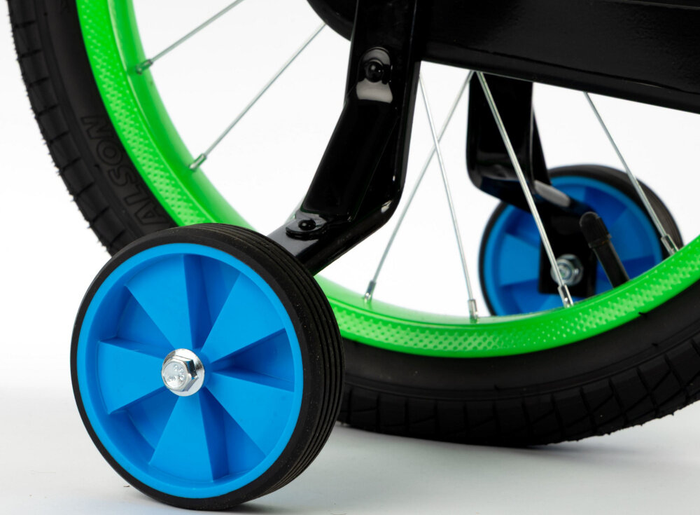 Rower dziecięcy INDIANA Rock Kid 18 cali dla chłopca Zielono-niebieski zbliżenie na kółka boczne i osłonę łańcucha boczne kółka asekurują dziecko w początkowej fazie nauki łatwy demontaż osłona łańcucha stylowa