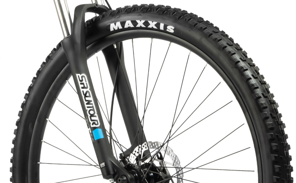 Rower górski MTB INDIANA X-Pulser 2.9 M17 29 cali męski Zielony zbliżenie na oponę rozmiar koła 29 cali łatwe pokonywanie przeszkód duży kontakt koła z podłożem szerokie opony marki MAXXIS dobra przyczepność aluminiowe obręcze zachowanie regularnego kształtu kół stabilne trzymanie opony bezpieczna i komfortowa jazda regularne sprawdzanie ciśnienia powietrza wartość na bocznej części opony