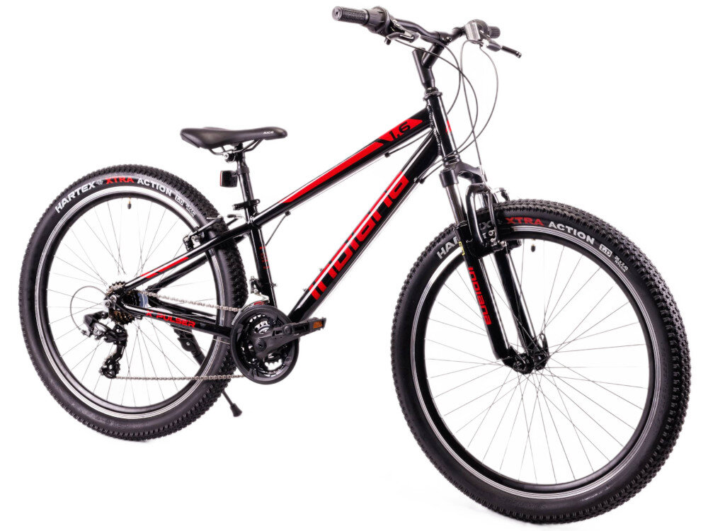 Rower młodzieżowy INDIANA X-Pulser 1.6 26 cali dla chłopca Czarno-czerwony rower na białym tle widoczny od przodu po skosie rower młodzieżowy typu górskiego MTB jazda po ścieżkach rowerowych poza miastem przerzutki amortyzator hamulce bezpieczeństwo dla dzieci w wieku od 9 do 12 lat