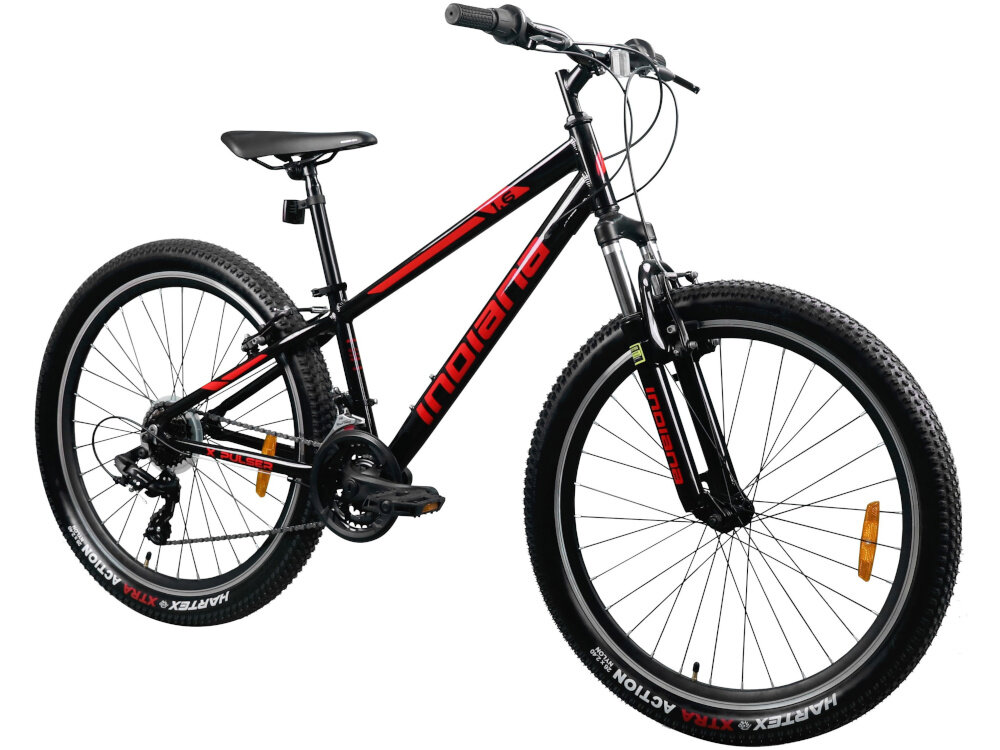 Czarno-czerwony rower młodzieżowy z napisem \'indiana\' na ramie. Rower posiada grube opony i amortyzowany widelec.