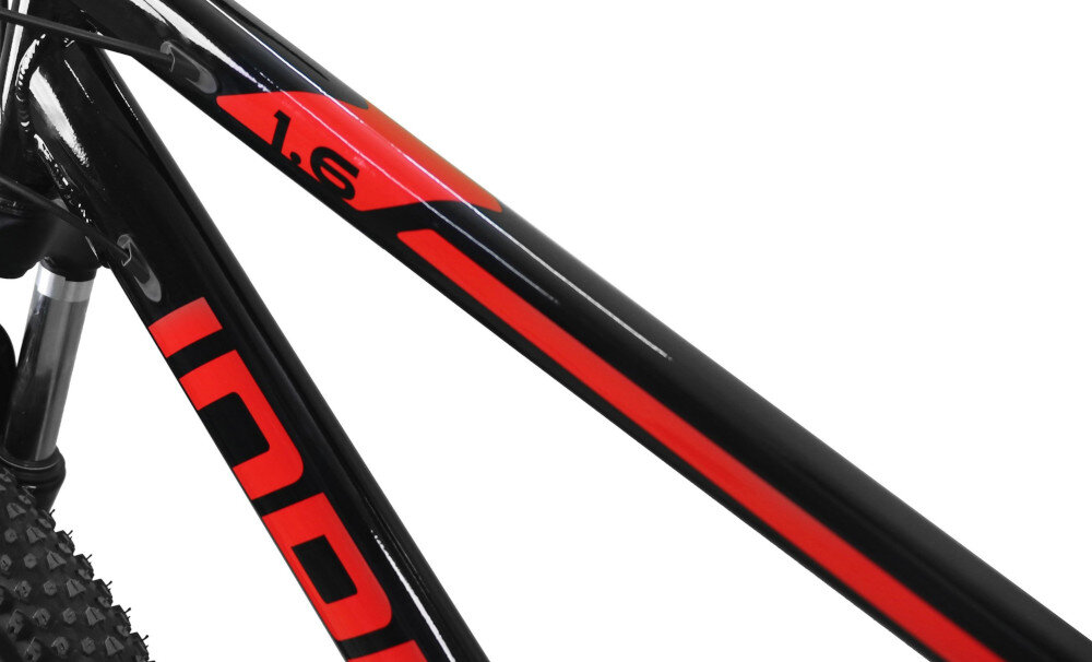 Czarny rower z czerwonymi akcentami na ramie, widoczny napis \'INDIANA\' oraz oznaczenie \'1.6\'.