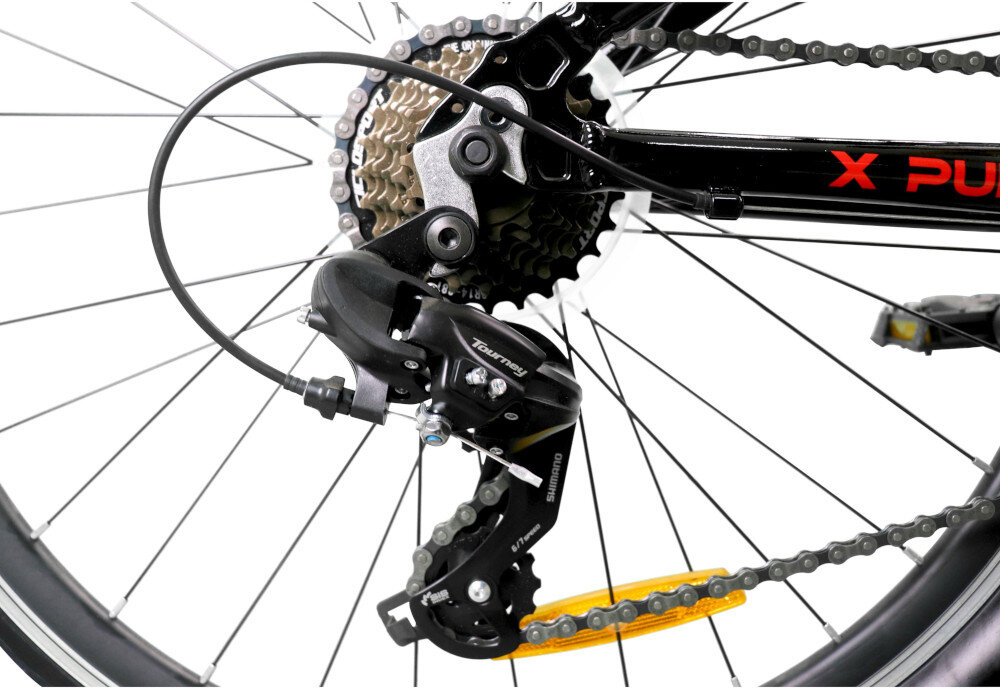 Zbliżenie na mechanizm przerzutki rowerowej z widocznym napisem \'Tourney\'. Na ramie roweru widoczny jest napis \'X PULSER\'.