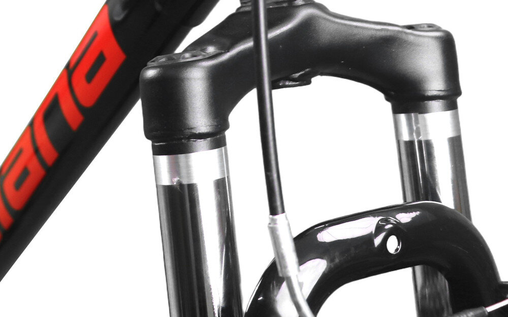 Zbliżenie na przedni amortyzator roweru z widocznym fragmentem ramy w kolorze czarno-czerwonym z napisem \'iana\'.