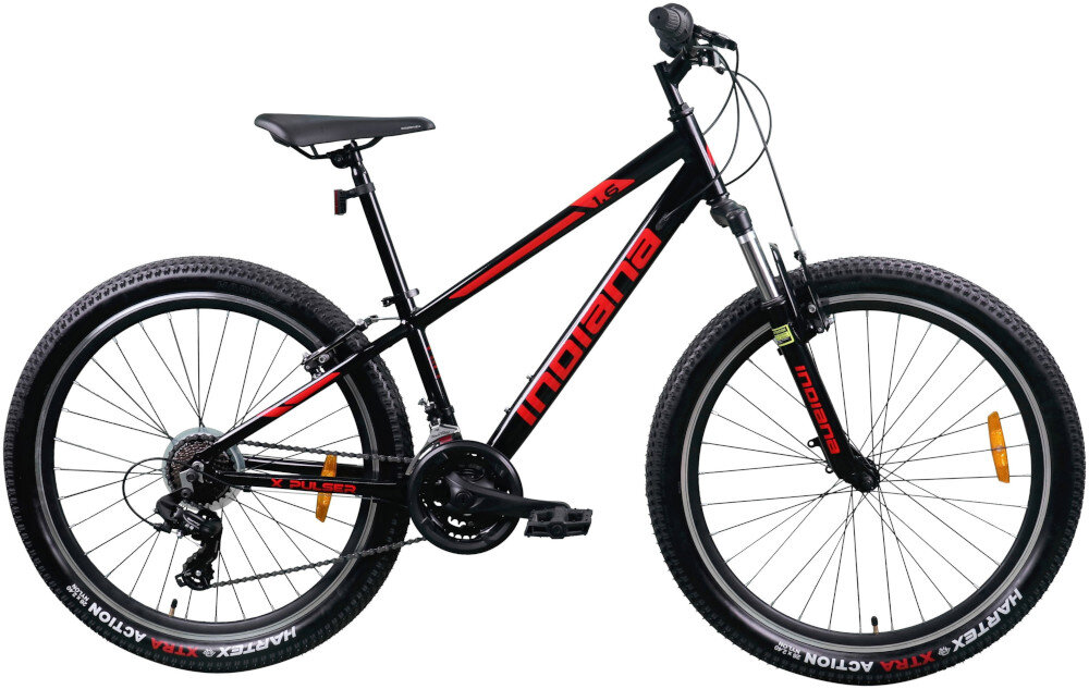 Czarno-czerwony rower młodzieżowy z napisem \'indiana\' na ramie, wyposażony w grube opony i amortyzowany widelec. Rower posiada 26-calowe koła i jest przeznaczony dla chłopca.