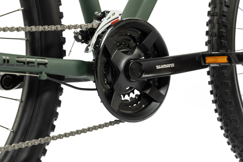 Rower górski MTB INDIANA X-Pulser 2.9 M21 29 cali męski Zielony zbliżenie na korbę kasetę i łańcuch lekka i wydajna konstrukcja korby marki SHIMANO typu FC-TY301 kaseta SHIMANO typu CS-HG2008 12-32 solidność wytrzyma bardzo duży nacisk na pedały