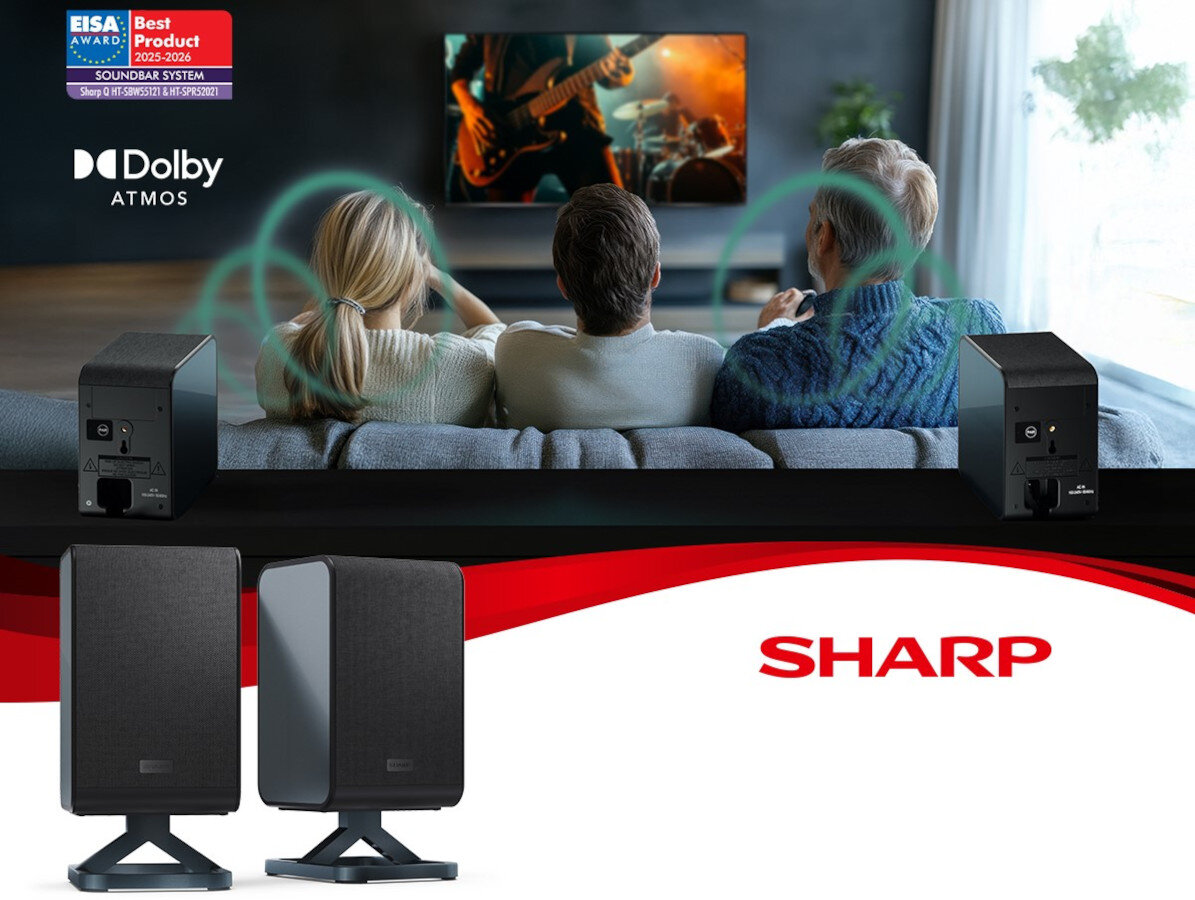 Kolumny głośnikowe SHARP HT-SPR52021 dźwięk przestrzenny design efekt kinowy, osoby siedzące na kanapie oglądające film, głośniki stojące za kanapą