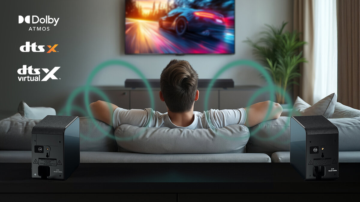 Kolumny głośnikowe SHARP HT-SPR52021 trójwymiarowy dźwięk przestrzenny, osoba siedząca na kanapie oglądająca film, głośniki stojące za kanapą