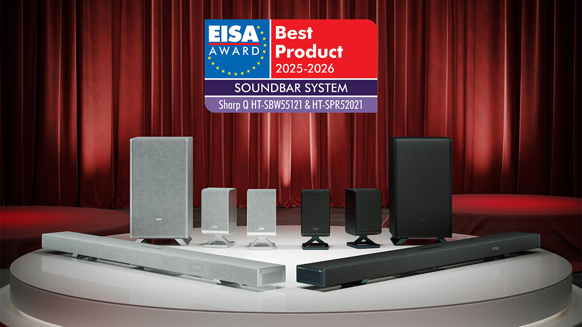 Kolumny głośnikowe SHARP HT-SPR52021 EISA Soundbar 2025-2026 wyróżnienie, dwa zestawy stojące na białym postumencie, logo EISA