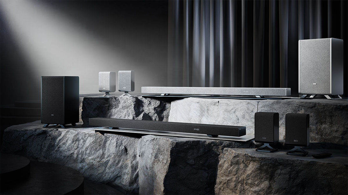 Soundbar SHARP HT-SBW53121 seria HT-SBW53121 HT-SBW55121 głośniki HT-SPR52021, dwa zestawy umieszczone na kamiennych postumentach