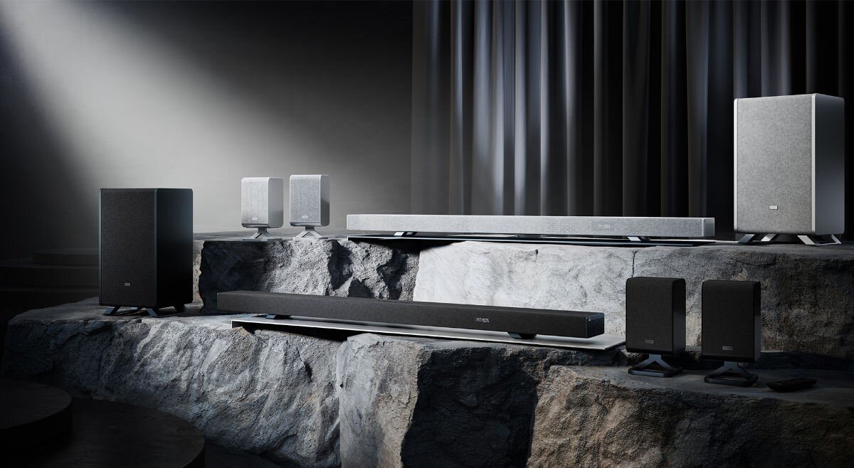 Soundbar SHARP HT-SBW55121 seria Q HT-SBW55121 HT-SPR52021 konfiguracja audio, dwa zestawy umieszczone na kamiennych postumentach
