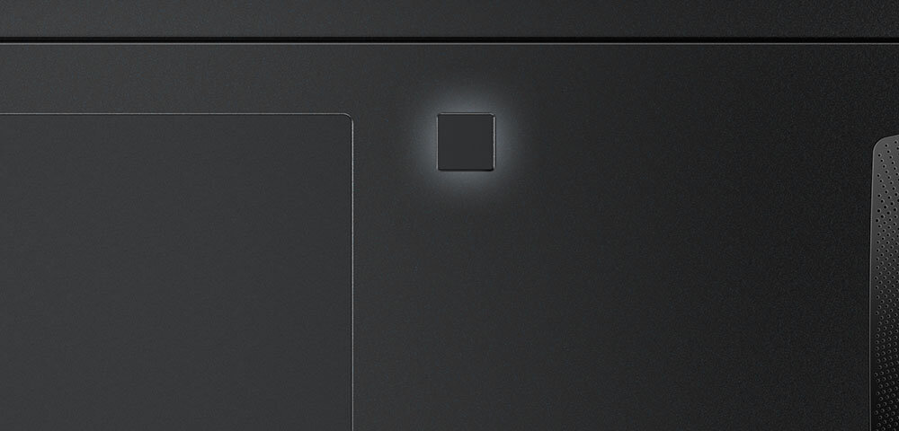Zbliżenie na czytnik linii papilarnych umieszczony obok touchpada w laptopie MSI Stealth A16 AI+. - Czytnik linii papilarnych